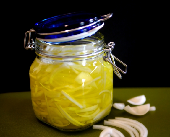 Quick & Easy Pickled Sandwich Onions