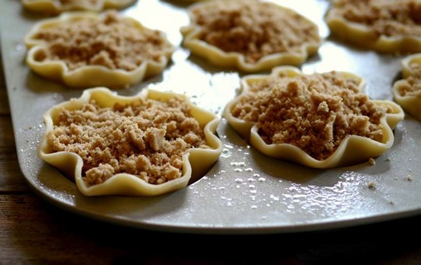 Pie skills are NOT necessary for these adorable MINI APPLE CRUMBLE PIES. They are sized perfectly to enjoy after a big meal. #noblepig #pie #minidesserts #holidaydessert #appledesserts #applepie