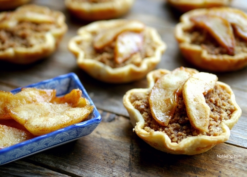 Pie skills are NOT necessary for these adorable MINI APPLE CRUMBLE PIES. They are sized perfectly to enjoy after a big meal. #noblepig #pie #minidesserts #holidaydessert #appledesserts #applepie