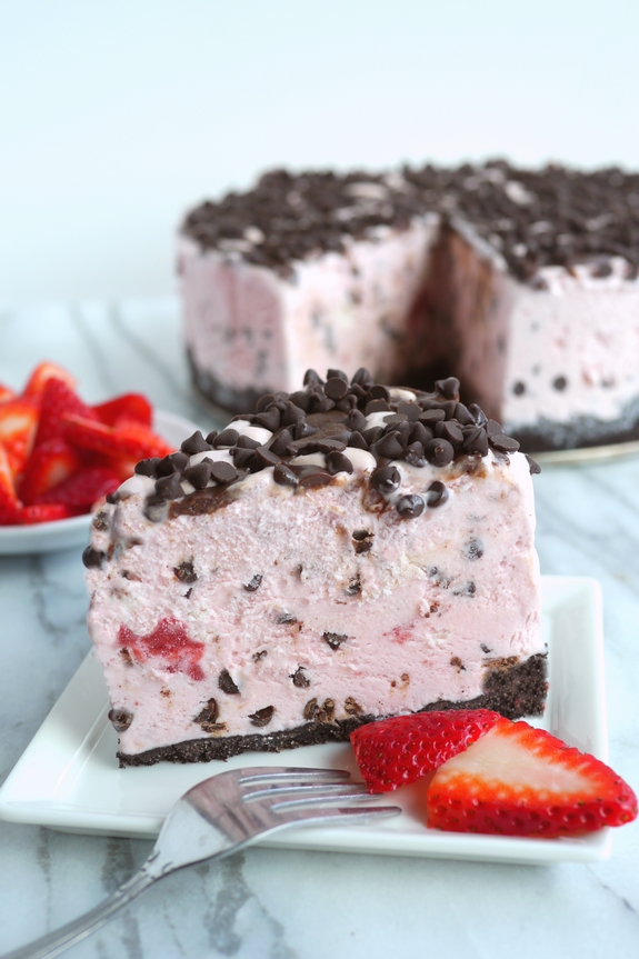 Video + Recipe: The Best Strawberry Chocolate Chip Ice Cream Cake Recipe from NoblePig.com. An easy frozen dessert perfect for any celebration. This recipe also has a video tutorial. #noblepig #frozen #frozenparty #strawberry #icecreamcake #icecream