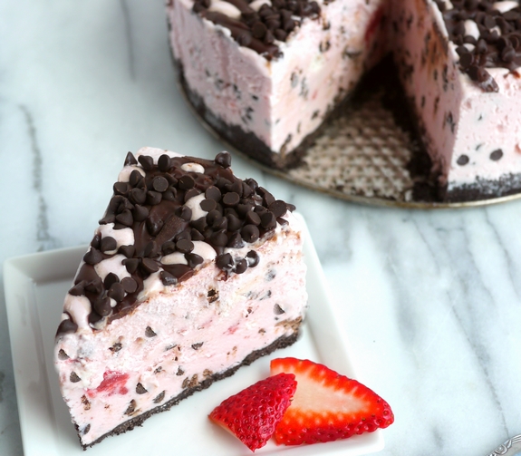 The Best Strawberry Chocolate Chip Ice Cream Cake Recipe from NoblePig.com. An easy frozen dessert perfect for any celebration. This recipe also has a video tutorial. #noblepig #frozen #frozenparty #strawberry #icecreamcake #icecream