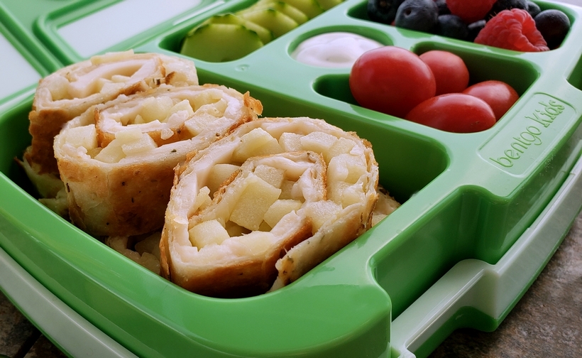 Fill that new lunchbox with these delicious Melty Smoked Gouda, Mozzarella and Apple Pinwheels. You will have a hard time believing this luscious tasting cheese is dairy-free! #noblepig #dairyfree #backtoschool #lunchbox #smokedgouda