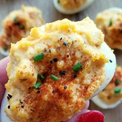 Add a little spice to the appetizer table with these Sriracha Mayo Deviled Eggs. This is a zesty, creamy and splurge-worthy treat you'll want to serve at every event! #noblepig #sriracha #eggs #devliedeggs