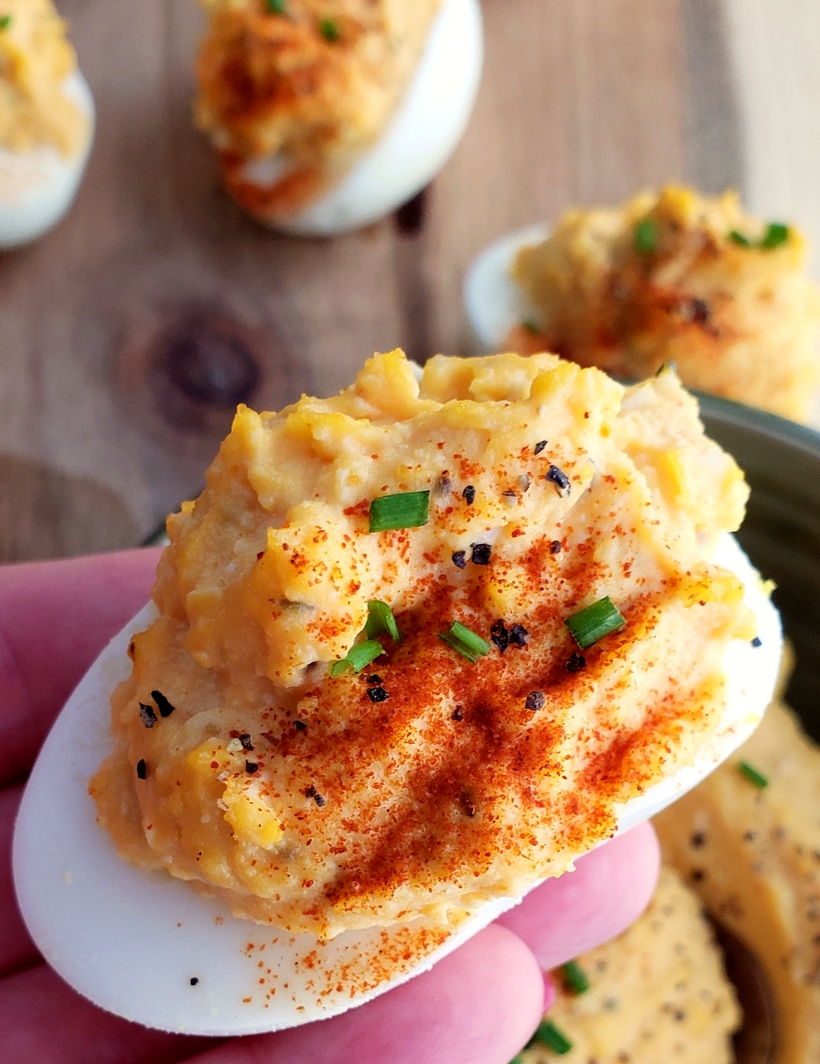 Add a little spice to the appetizer table with these Sriracha Mayo Deviled Eggs. This is a zesty, creamy and splurge-worthy treat you'll want to serve at every event! #noblepig #sriracha #eggs #devliedeggs 