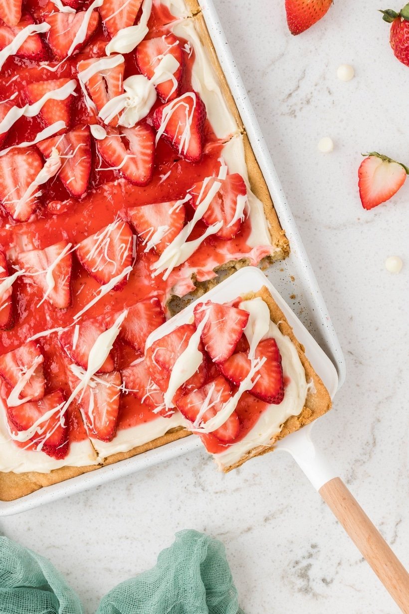 strawberry pizza with cookie crust