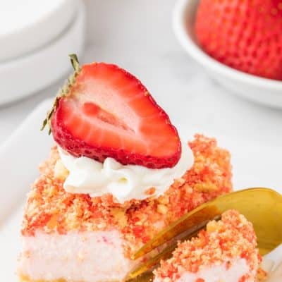 strawberry crunch cheesecake bars