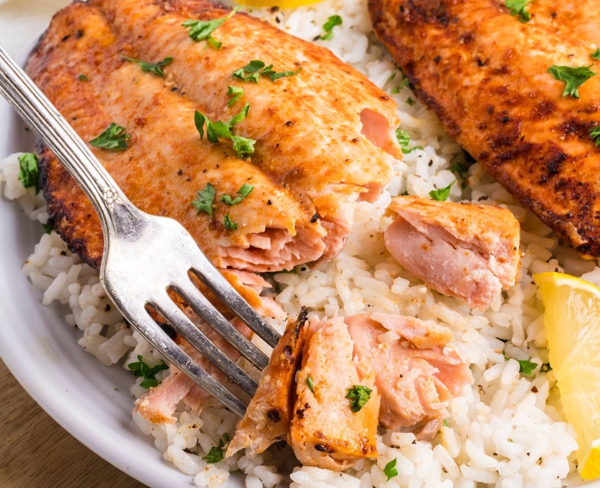 how long to cook frozen salmon air fryer