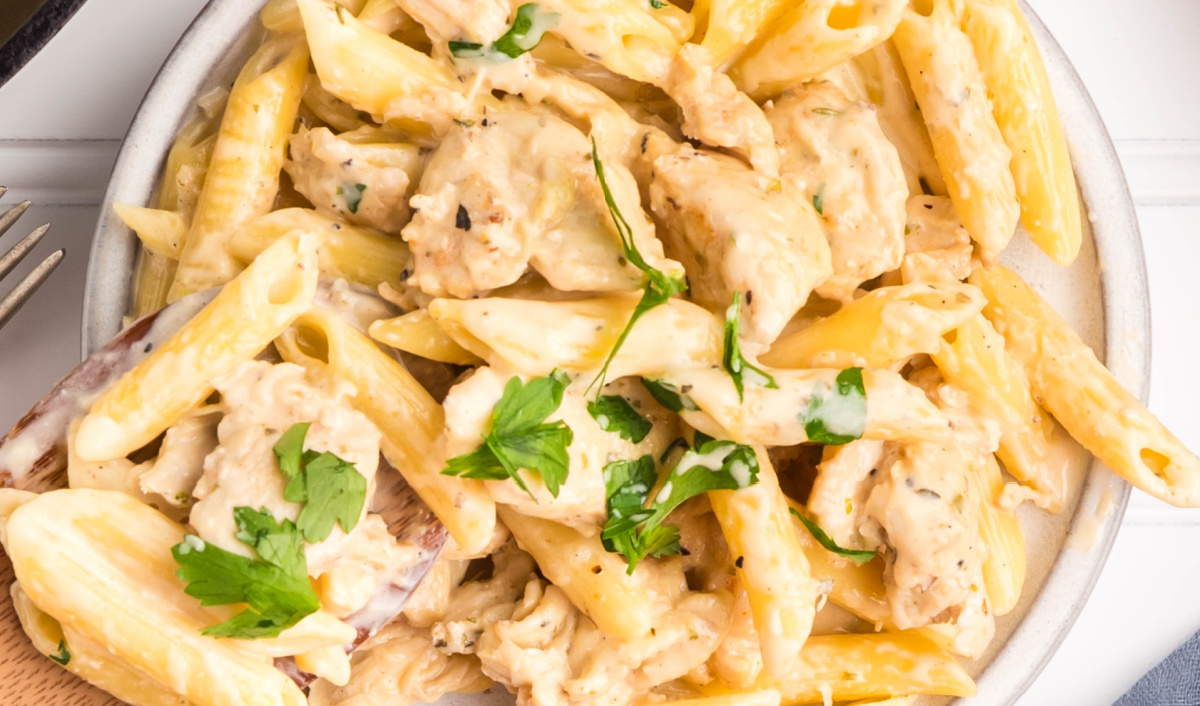 Creamy Garlic Chicken Pasta – Rich, Saucy, and Made for Penne