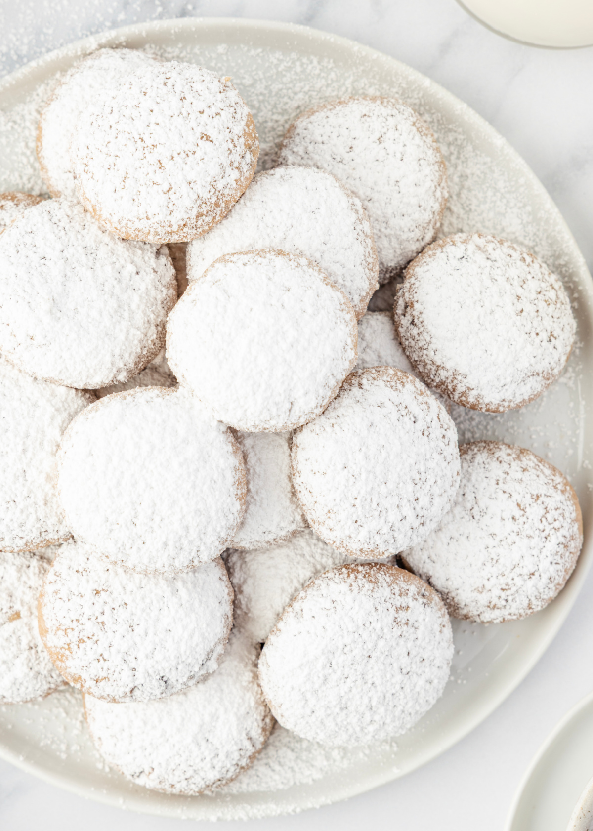 A fresh plate of sugar-dusted butter cookies ready to serve.