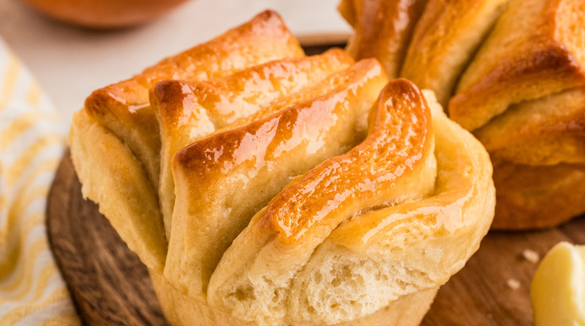 Honey Butter Pull Apart Rolls Baked In A Muffin Tin Noble Pig