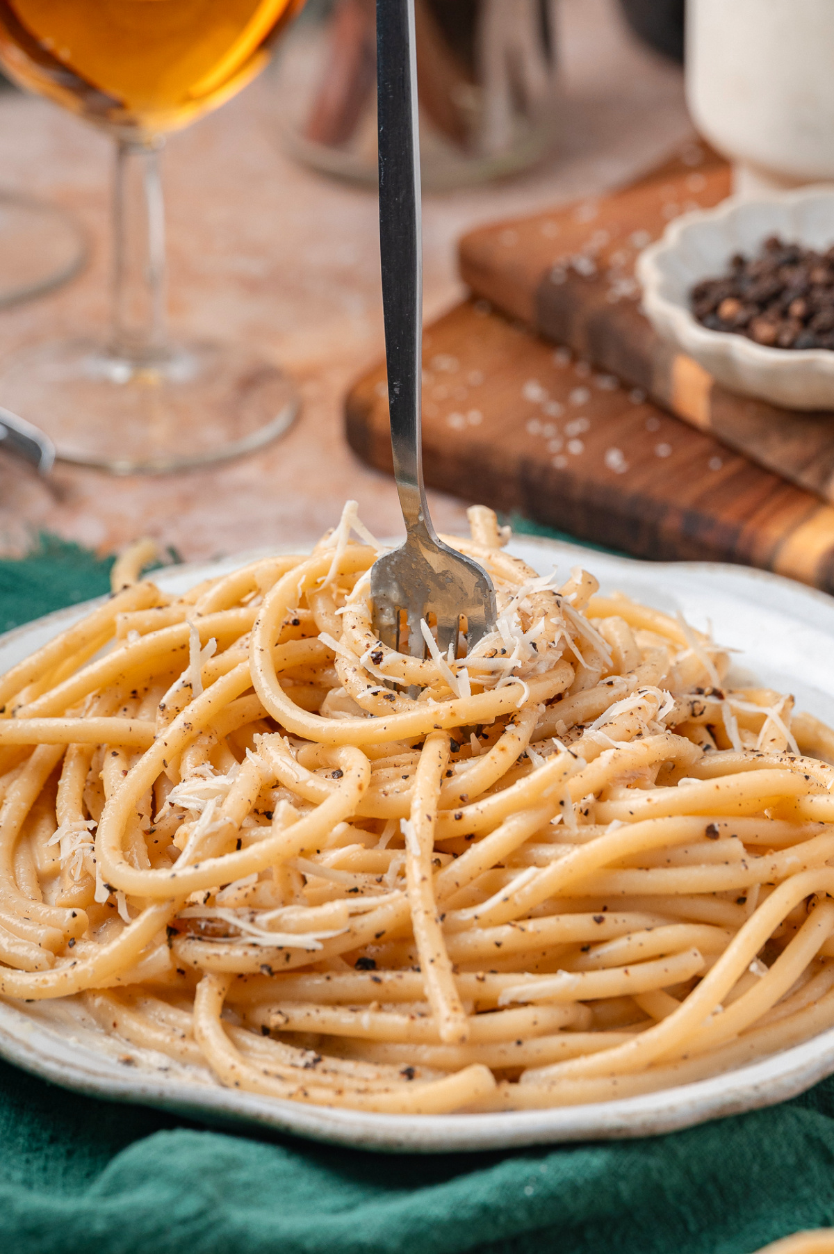 Cacio e Pepe with fork swirling a bite