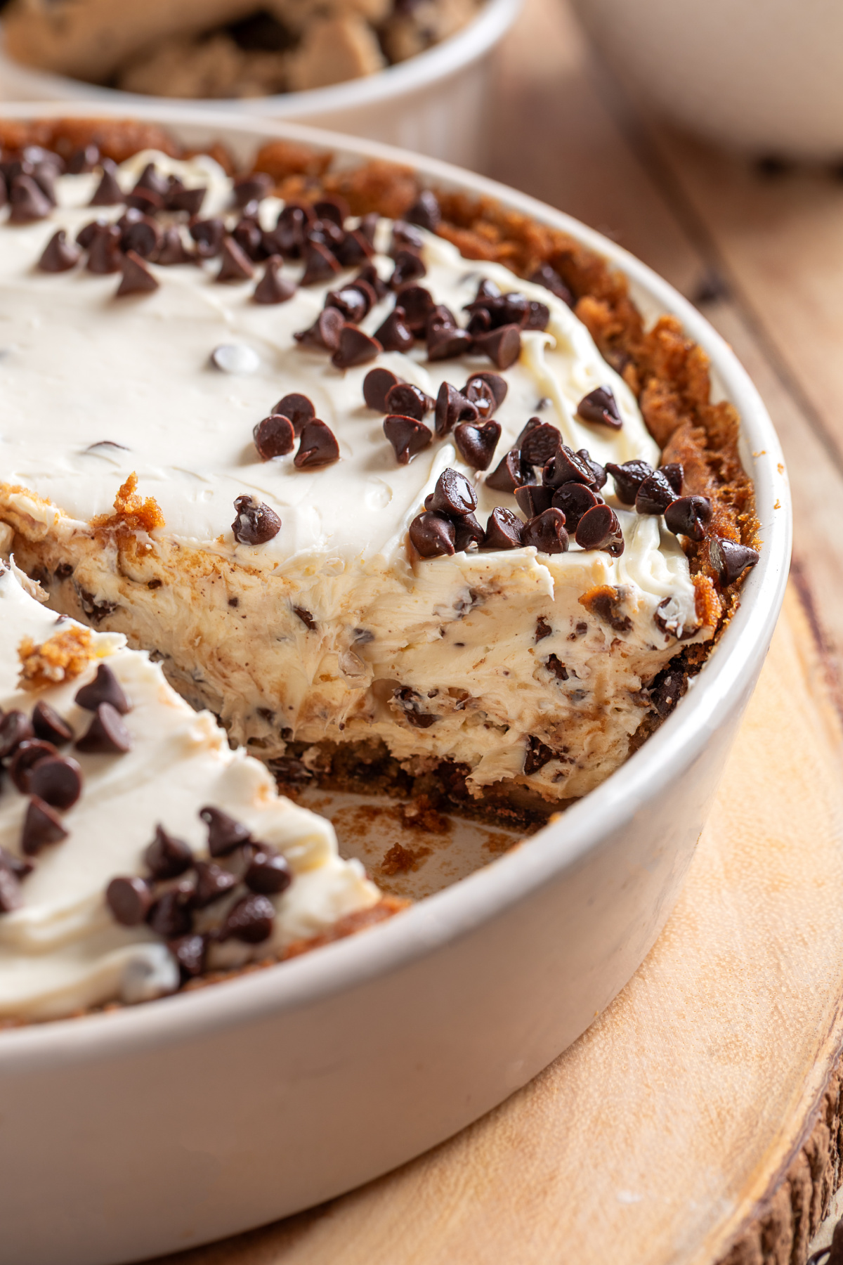 chocolate-chip-cookie-dough-crust-cheesecake-slice