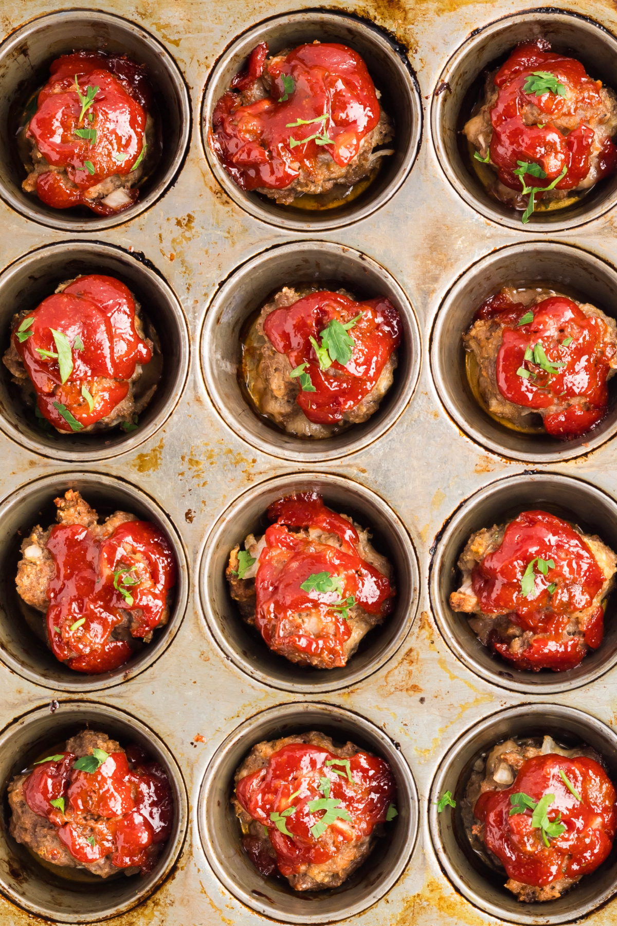 Mini meatloaf recipe with caramelized edges and tomato glaze Mini meatloaf recipe baked in a muffin tin with caramelized tomato glaze