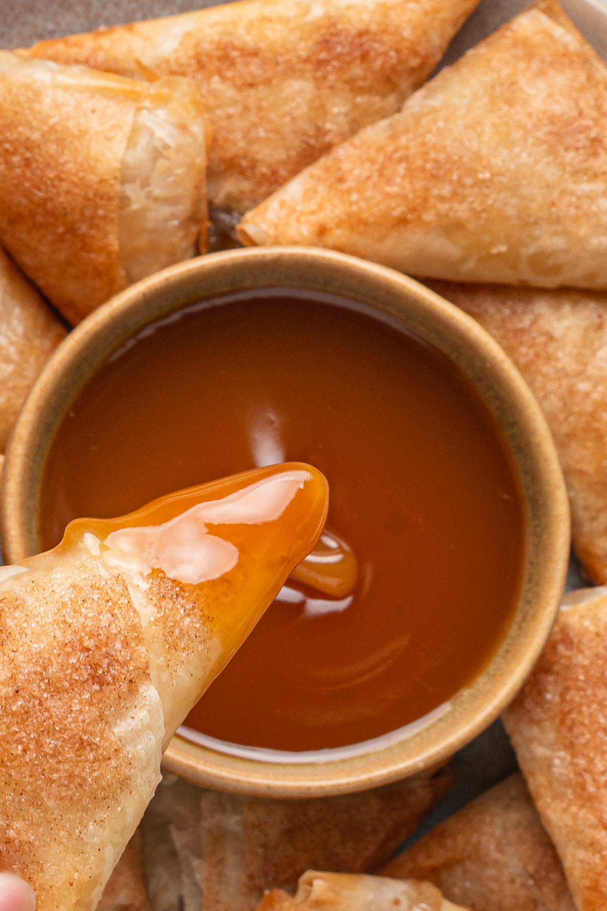 Apple Pie Samosa Dipped in Caramel Sauce apple-pie-samosas-dipped-caramel-sauce