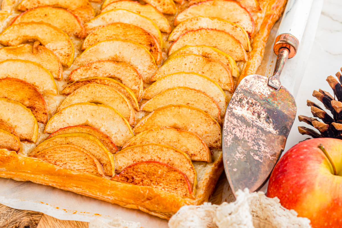 Puff pastry apple tart slices with Granny Smith and Dazzle apples Baked apple tart with overlapping cinnamon apples and a flaky golden puff pastry crust