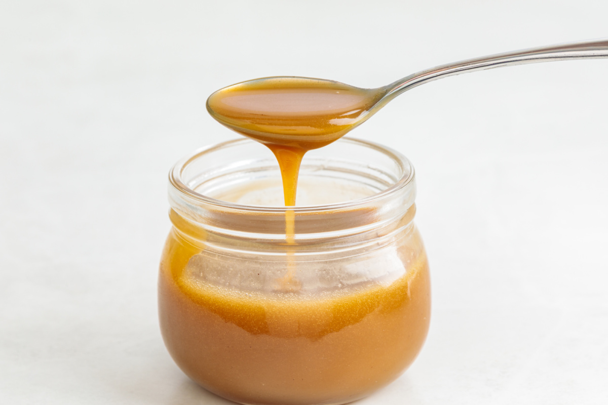 maple-caramel-sauce-spoon