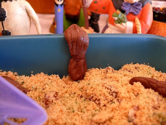 tootsie roll poop for cat litter cake